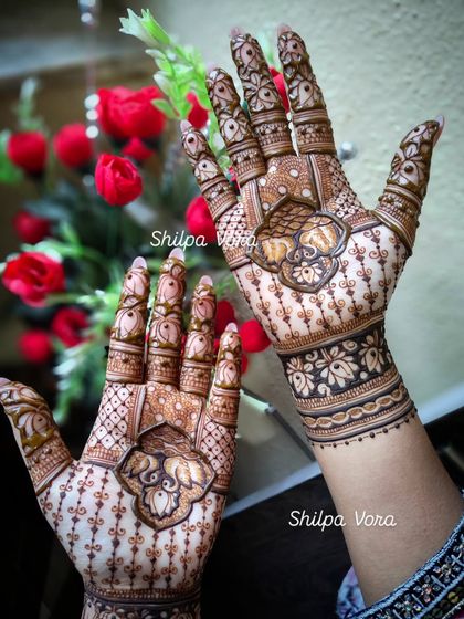 A lovely design with elephant mandalas on the back of the hands, perfect for a subtle yet traditional look.