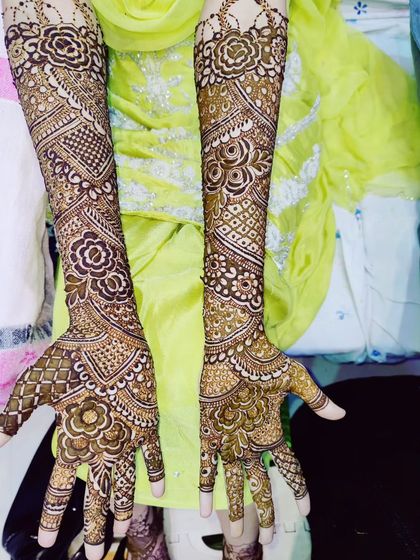 This design features a mix of bold roses and intricate lattice work, creating a beautiful balance on the arms.