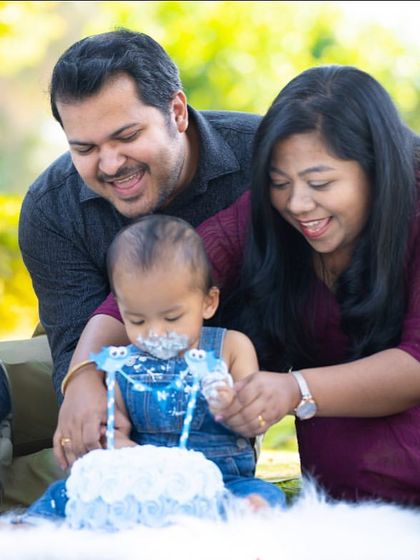 A beautiful family moment during an outdoor cake smash. I always encourage parents to jump in and share the fun and make memories together.