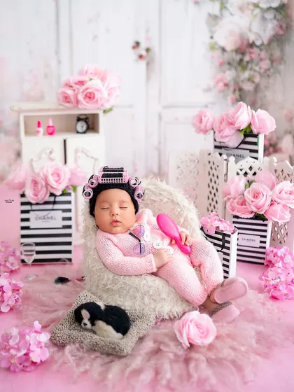 Even the tiniest clients deserve a spa day! This playful and creative newborn setup features a baby girl with tiny curlers, ready for her pamper session.