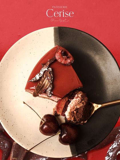 An ode to the timeless Black Forest. A slice of my Forêt Noire, where Morello cherries, vanilla, and chocolate come together in a refined expression.