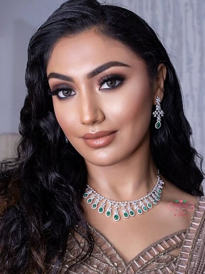 A makeup demo on combination, deep Indian skin. I teach my students how to control shine, hide imperfections with minimalism, and create a classic matte brown smokey eye that pops beautifully on deeper complexions.