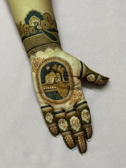 A peacock sitting in a 'jharokha' under the moonlight is the theme of this artistic design. The fingers have matching bird motifs.
