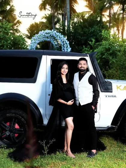 For the adventurous couple, we created this bold and stylish outdoor maternity shoot featuring a classic Thar. It’s a perfect blend of elegance and adventure, showing that your journey to parenthood can be as unique as you are.