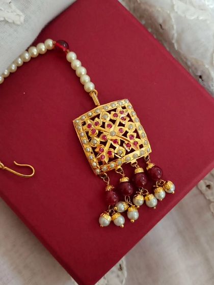 The 'उर्मि' (Urmi) gold-plated Jadau Mangtika. This is a smaller, more delicate option, perfect for sangeet, mehendi, or for wedding guests.