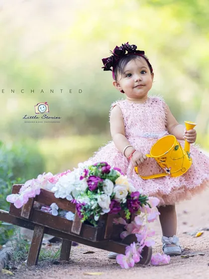 Every detail is considered in my enchanted sessions, from the dress and accessories to the coordinated props, creating a cohesive and magical scene.