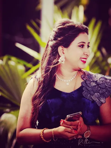 A candid shot of the sister of the bride, looking lovely in her navy blue velvet crop top with a crystal-beaded flower appliqué on the shoulder.