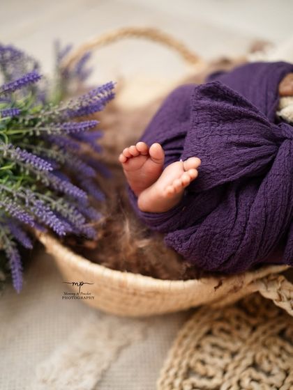 A close-up on the tiniest toes. I always make sure to capture these small, precious details during my newborn sessions.