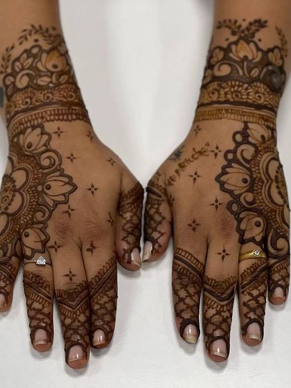 A lovely pair of matching backhand designs for a festival. The patterns are symmetrical, creating a balanced and complete look when the hands are brought together.