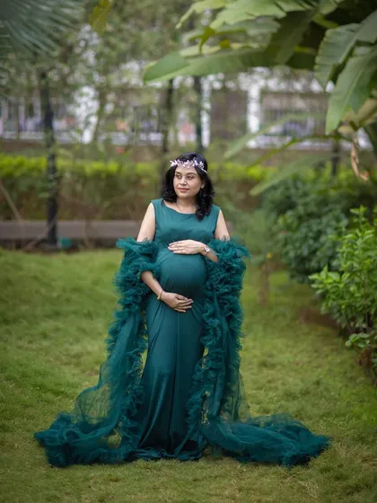 This emerald green gown with a ruffled tulle wrap is both sophisticated and stylish. It’s a versatile choice that works beautifully for both solo portraits and couple shots.