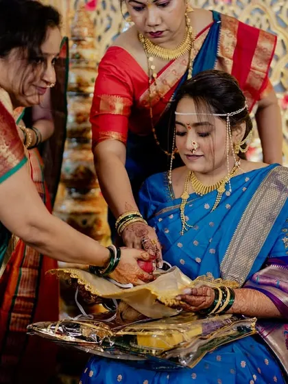 The bride receives blessings and gifts, a key part of the Maharashtrian wedding tradition.