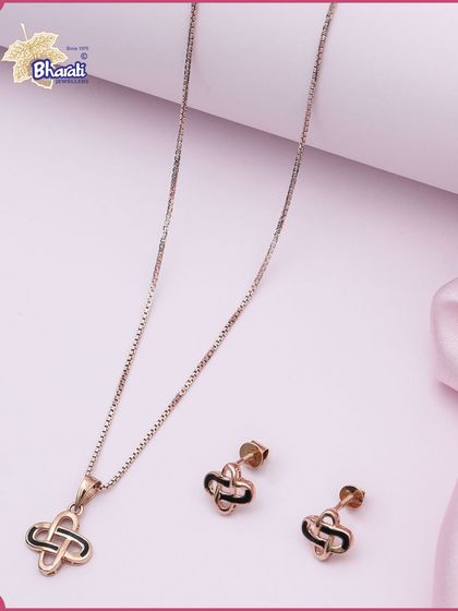 A fusion of tradition and modernity. This rose gold pendant set features an intricate knot design finished with black Meenakari, making it a versatile choice for both western and traditional attire.