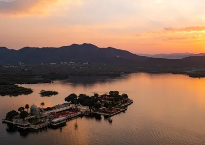 A breathtaking sunset over Lake Pichola, with Jagmandir Island Palace in the foreground. We help couples choose venues that offer these kinds of magical, once-in-a-lifetime moments.