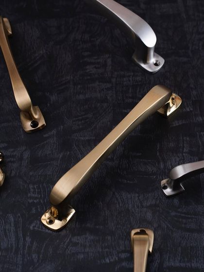 The Vish Cabinet handle, a contemporary design with a comfortable grip, is suitable for both cabinets and windows. It is shown here in multiple finishes, highlighting its versatility.