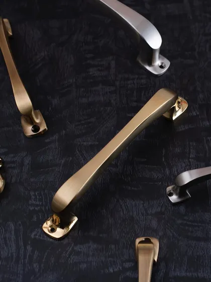 The Vish Cabinet handle, a contemporary design with a comfortable grip, is suitable for both cabinets and windows. It is shown here in multiple finishes, highlighting its versatility.