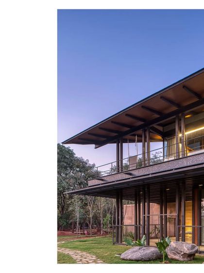 The Lakeshore house at twilight. The structure is a composition of horizontal lines and open facades, designed to frame the surrounding nature and the changing sky.