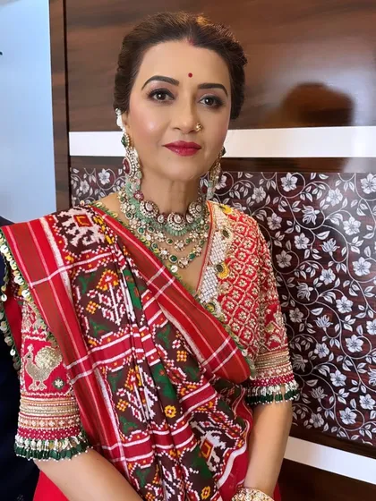 A stunning look for this graceful lady in a traditional Gujarati outfit. The makeup is luminous and enhances her beautiful features.