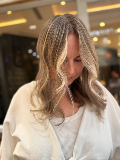A beautiful still image of the face-contouring pearl blond, showing the soft waves and the perfect blend of cool tones.