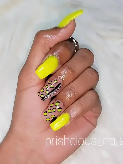 A fierce neon yellow set with a leopard print accent nail. The added rhinestone line gives it an extra touch of glam.