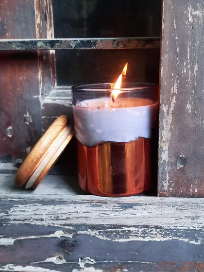 This is our rose gold bottom scented candle with a wooden lid. It's a very luxurious and trendy option, and we can fill it with your favorite fragrance.