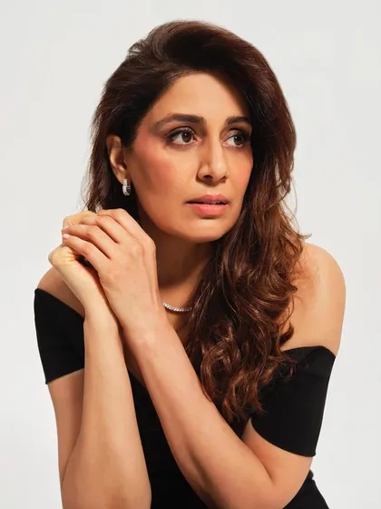A candid-style portrait that highlights the flawless skin and soft definition of the makeup. This "no-makeup makeup" style is perfect for professional headshots and personal branding photos.
