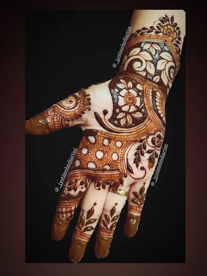 An Indo-floral design that combines the bold lines of Arabic mehndi with the delicate flower patterns of Indian styles.