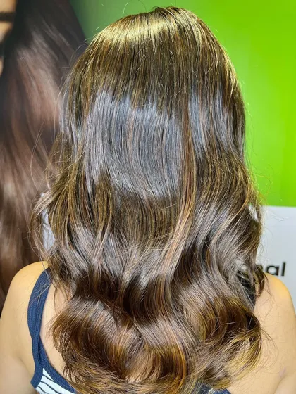 The final look, full of shine and movement. The golden brown tones add incredible warmth and dimension.