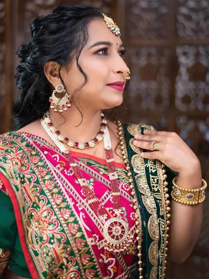 This shot captures the elegance of the traditional Gujarati saree and makeup.