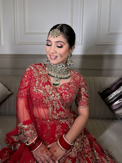 The happiness of a bride on her special day is unmatched. Our jewellery is just here to add to that glow.