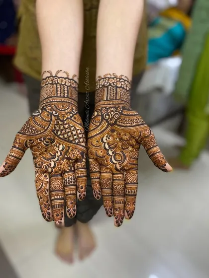 A classic Indian design, perfect for a sider or a festival. The patterns are intricate and cover the hands in a beautiful, traditional style.