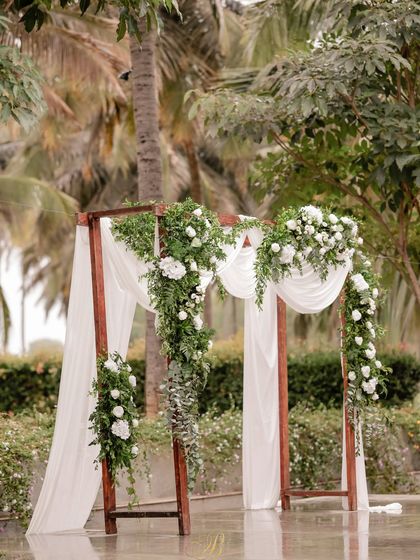 Another angle of the minimalist white and green altar, showcasing its clean lines and how it stands out beautifully against the backdrop of palm trees and nature.