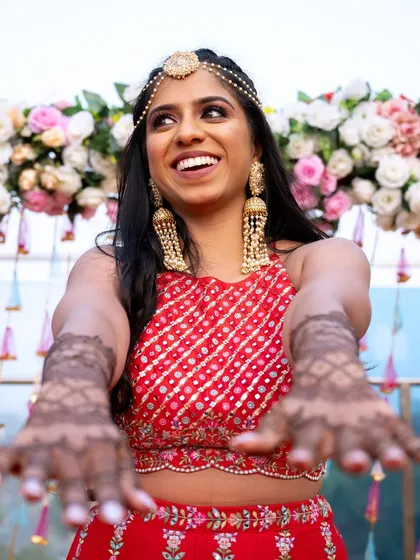 Another shot of the bride proudly displaying her intricate Mehendi.