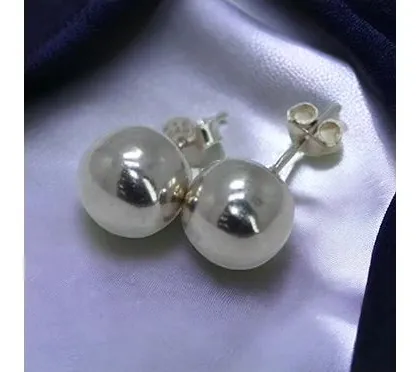 Our classic silver ball studs are a simple, minimalist choice for everyday wear. Their high-polish finish catches the light beautifully.