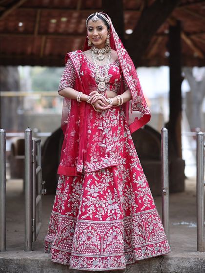 A complete bridal look featuring a heavy, gold-plated Kundan necklace, haath phool, and maang tikka, all available for rent.