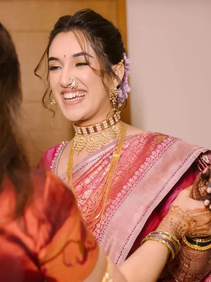 A candid, happy moment. Shalmali's smile is infectious, and her minimal makeup ensures she looks like the best version of herself.