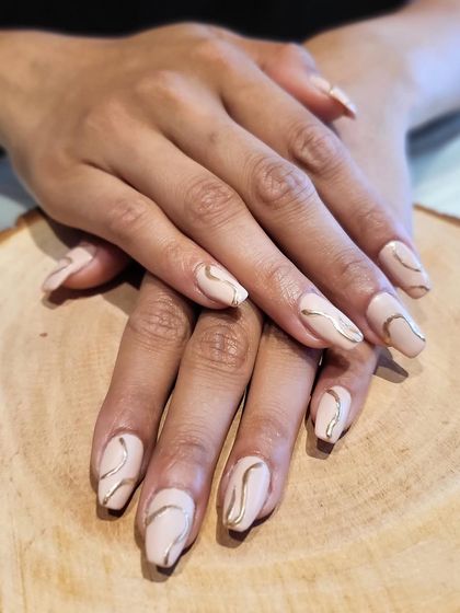 Chrome love, but make it subtle. This design features delicate gold chrome swirls over a matte nude base for a sophisticated and modern look.