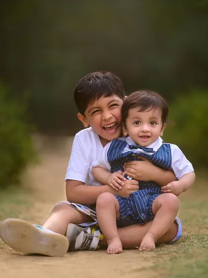 The connection between siblings is a beautiful thing to witness. I aim to capture their genuine friendship and shared laughter, creating timeless portraits that celebrate their unique bond.