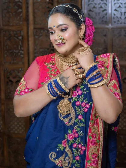 A closer view of the intricate gold jewelry and flawless makeup that completes this traditional Maharashtrian style.