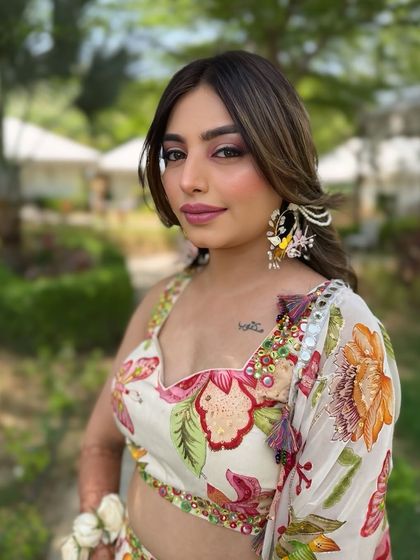 A closer look at this pretty pink haldi makeup. The skin is kept fresh and dewy for the daytime event.