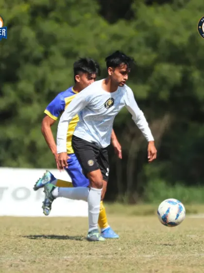 A player in control, looking for an opening in the opposition's defense.