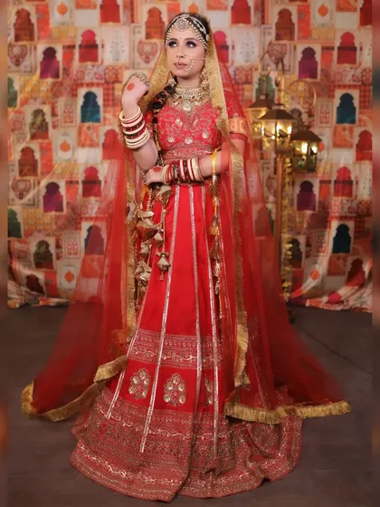 This shot captures the grace of a bride under her dupatta. Her jewellery, including the matha patti and choker, shines through, adding to the elegance of the moment.