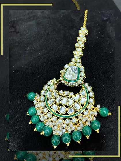 A beautiful Maang Tikka to match the Kundan set. I offer complete jewellery sets for rent to ensure your look is perfectly coordinated.