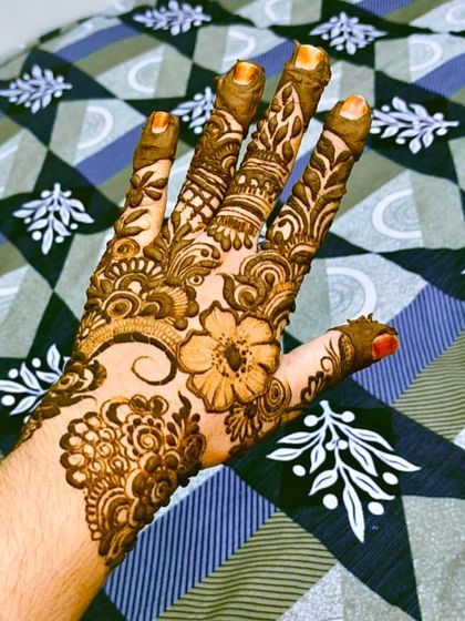 A beautiful floral design perfect for Eid bookings. The pattern is intricate and covers the back of the hand nicely.