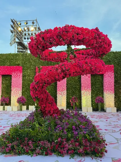 A sculptural floral centerpiece in a vibrant shade of red. This unique, spiraling installation serves as a modern and artistic focal point for the event. 💜🌺