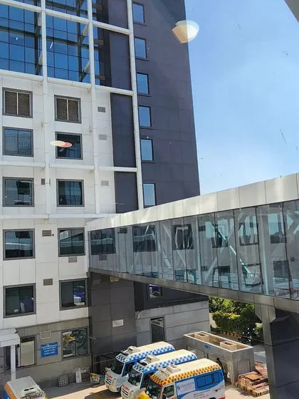 This is the completed Cancer Block at Venkateshwar Hospital, connected to the main building by a large-span skybridge. Managing the construction of this link was a complex structural challenge that required meticulous planning and on-site coordination to ensure seamless integration.