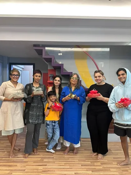 Look at these happy faces! I feel so proud and satisfied when I see my students holding the beautiful items they created themselves. This is what my workshops are all about, that feeling of accomplishment and shared joy.