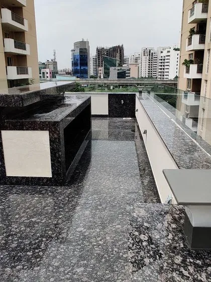 We designed and executed this terrace for a 600 sq. yd. home in Gurgaon. The space includes a polished granite bar, an artificial turf lawn for low maintenance, and built-in seating, turning an unused roof into a functional social area.