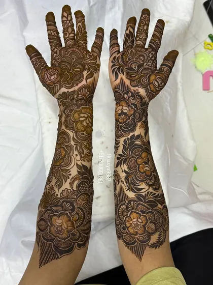 The back of the hands are just as important as the front. This design ensures beauty from every perspective.