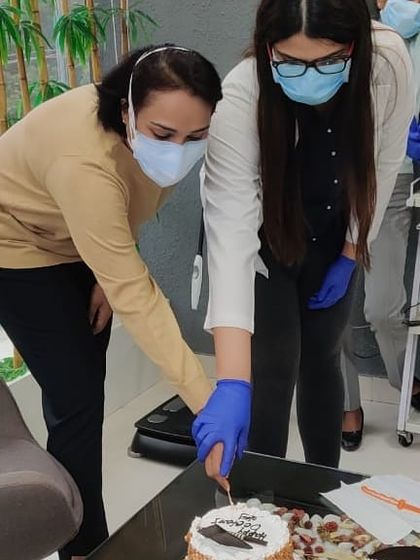 Cutting the cake for Doctor's Day. These small celebrations are a great way to appreciate the hard work we all put in.