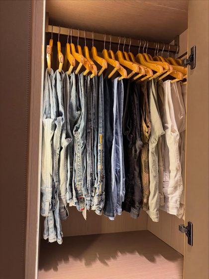 Hanging jeans is a great way to save drawer space and easily see all your options. Using sturdy hangers, we created a dedicated zone for denim, transforming a messy pile into a neat and accessible collection.